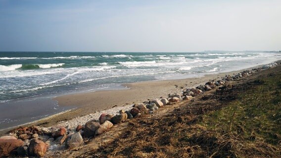 Der Ostseestrand bei Pottloch mit Wellen. © Helge Marquardt Foto: Helge Marquardt