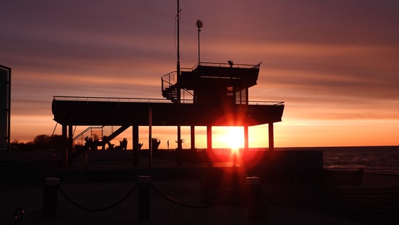 Sonnenaufgang am Strand von Kellenhusen in der Lübecker Bucht. © Hans-Jürgen Kaufhold Foto: Hans-Jürgen Kaufhold