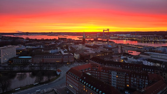 Blick auf den Sonnenaufgang über der Kieler Förde vom Rathausturm aus. © Andree Lohse Foto: Andree Lohse