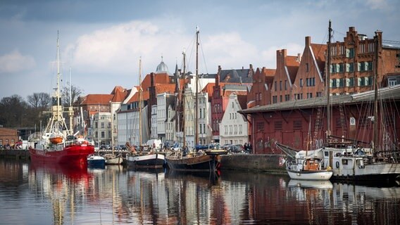 Mehrere Schiffe und Boote liegen im Lübecker Stadthafen in der Sonne © Stephan Gieske Foto: Stephan Gieske