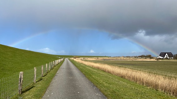 Regenbogen über der Insel Pellworm. © Boas Schmakeit Foto: Boas Schmakeit