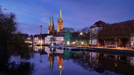 Eine Häuserzeile an der Trave bei abendlicher Beleuchtung. © Frank Czarnecki Foto: Frank Czarnecki