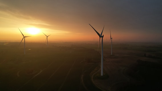 Drohnenaufnahme von Windrädern vor dem Sonnenaufgang. © Jens Borchardt Foto: Jens Borchardt