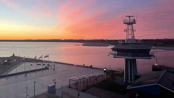 Bunter Himmel über Travemünde bei Sonnenaufgang. © Petra Pohlmann Foto: Petra Pohlmann