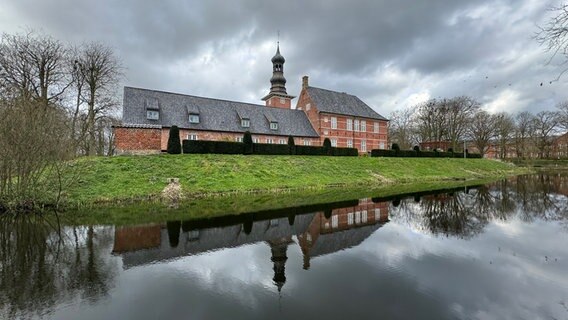 Das Husumer Schloss unter grauem Himmel. © Tom Alby Foto: Tom Alby