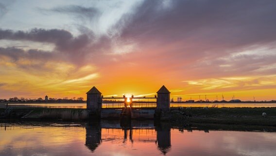 Sonnenuntergang über dem Bongsieler Kanal. © Peter Kuhr Foto: Peter Kuhr