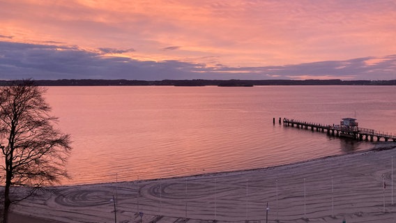 Abendstimmung bei rosanem Himmel über der Flensburger Förde bei Glücksburg. © Rainer Ahlers Foto: Rainer Ahlers