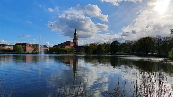 Die Sonne scheint über dem Kleinen Kiel, im Hintergrund ist der Kieler Rathausturm zu sehen. © Brigitte Sibbe Foto: Brigitte Sibbe