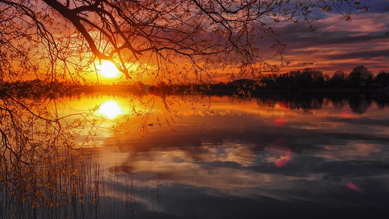 Sonnenuntergang in Orange über dem Großen Pönitzer See. © Hans-Otto Klies Foto: Hans-Otto Klies
