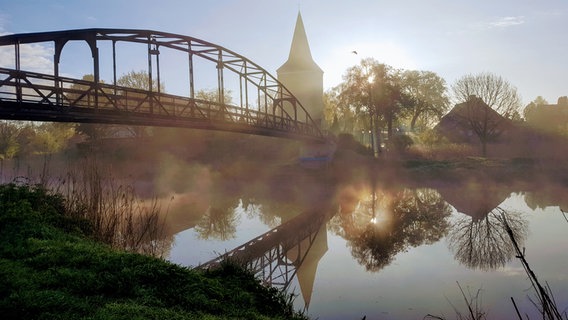 Eine Brücke, die über den Elbe-Lübeck-Kanal führt bei Sonnenaufgang. © Rolf Martin Foto: Rolf Martin