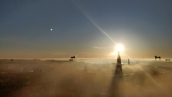 Die Kieler Skyline im Morgendunst bei Sonnenaufgang. © Kai-Uwe Scholibo Foto: Kai-Uwe Scholibo