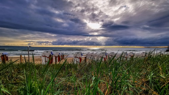 Unwetterwolken über der Ostsee mit Strandkörben im Vordergrund. © Andrea Schwedler Foto: Andrea Schwedler