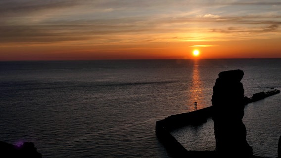 Ein Sonnenuntergang hinter der langen Anna auf Helgoland © Rüdiger Seemann Foto: Rüdiger Seemann