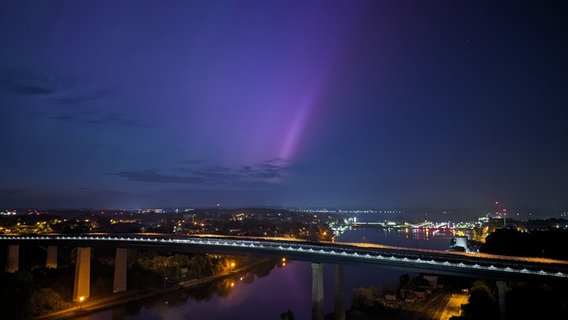 Polarlichter am Nachthimmel über der Holtenauer Hochbrücke. © Daniel Wind Foto: Daniel Wind