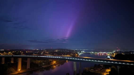 Polarlichter am Nachthimmel über der Holtenauer Hochbrücke. © Daniel Wind Foto: Daniel Wind