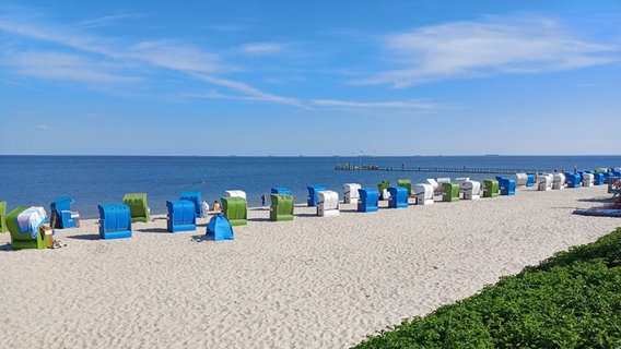 Strandkörbe stehen im Sand am Strand von Wyk. © Lars Görigk Foto: Lars Görigk