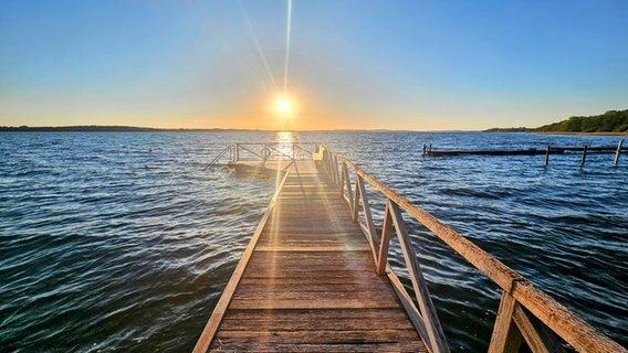 Ein Steg über einem See bei Sonnenaufgang. © Bianka Baumgardt Foto: Bianka Baumgardt