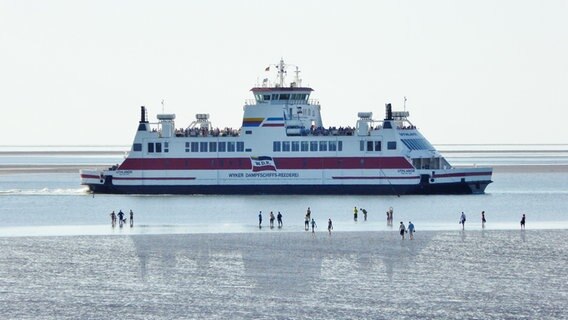 Schiff der Wyker Fährgesellschaft vor Dagebüll. © Cordula Sönnichsen Foto: Cordula Sönnichsen