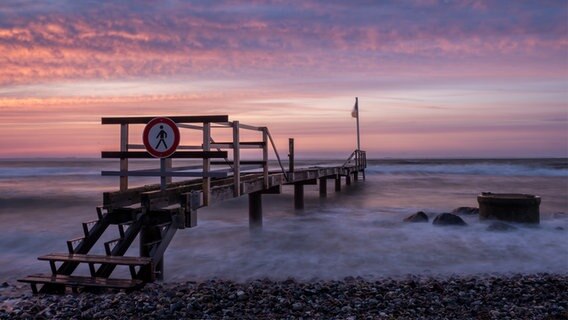 Ein Steg am Strand in Niendorf bei Abenddämmerung. © Karin Mädlow Foto: Karin Mädlow