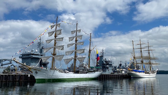Zwei Traditionssegler liegen zur Kieler Woche in der Kieler Förde. © Melina Lorenzen Foto: Melina Lorenzen