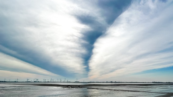 Eine hellblaue Wolkenformation über der Eider. © Stephan Gieske Foto: Stephan Gieske