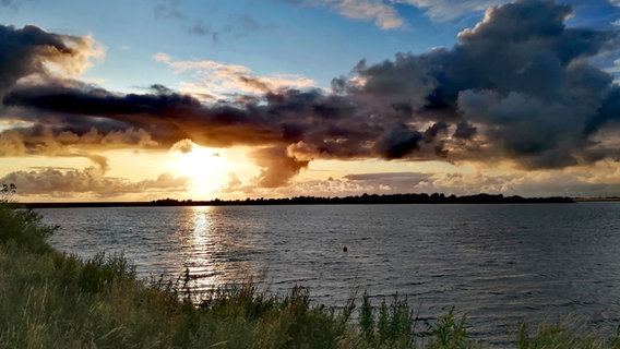 Blick auf den Sonnenuntergang über dem Surfsee in Dithmarschen. © Hans-Jürgen von Hemm Foto: Hans-Jürgen von Hemm