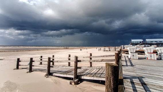 Unwetterwolken ziehen über der Nordsee vor Sankt Peter-Ording auf. © Catarina Hey Foto: Catarina Hey