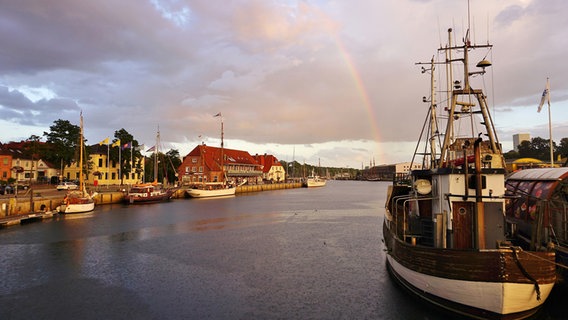 Abendstimmung mit Regenbogen über dem Hafen von Neustadt in Holstein. © Klaus Erlwein Foto: Klaus Erlwein