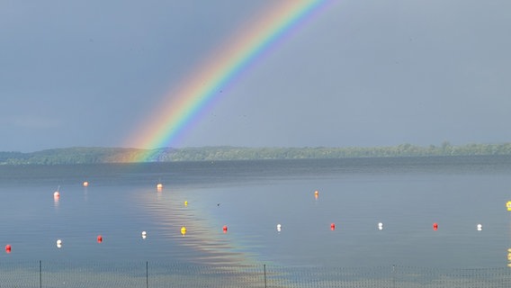 Regenbogen über dem Plöner See. © Fritz Thiele Foto: Fritz Thiele