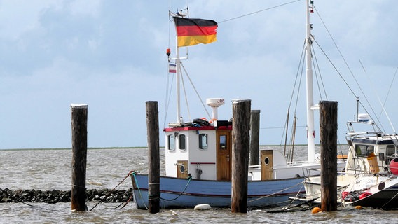 Zwei kleine Boote liegen in der Nordsee. © Cordula Sönnichsen Foto: Cordula Sönnichsen