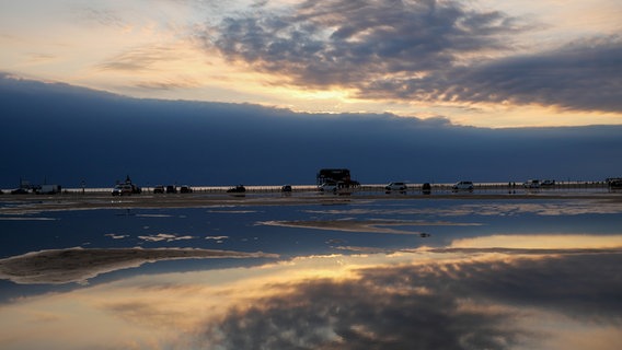 Wolkenhimmel bei Sonnenuntergang über dem Strandparkplatz von St. Peter Ording. © Wenke Stahlbock Foto: Wenke Stahlbock
