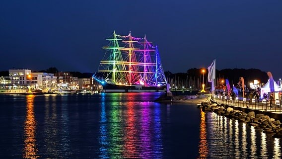 Das beleuchtete Segelschiff Passat bei der Travemünder Woche 2024. © Sabine Schöne Foto: Sabine Schöne