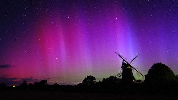 Polarlichter am Himmel über der Oldsumer Mühle © Korinna Neef Foto: Korinna Neef