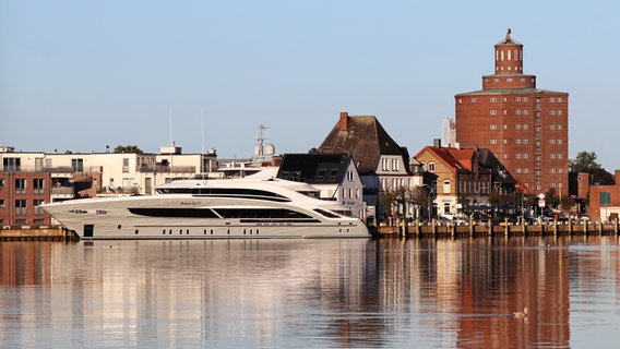 Eine 50 meter lange Yacht liegt im Hafen Eckernfördes. © Helwin Scharn Foto: Helwin Scharn