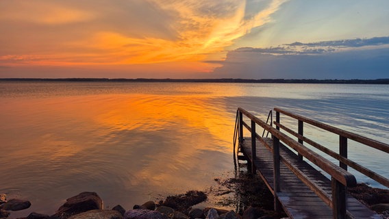 Ein Sonnenuntergang an einem Steg am Wasser © Dagmar Weißbach Foto: Dagmar Weißbach