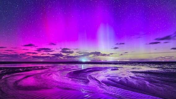 Der Blick ins Wattenmeer bei Nacht mit Polarlichtern am Himmel © Kinka Tadsen Foto: Kinka Tadsen