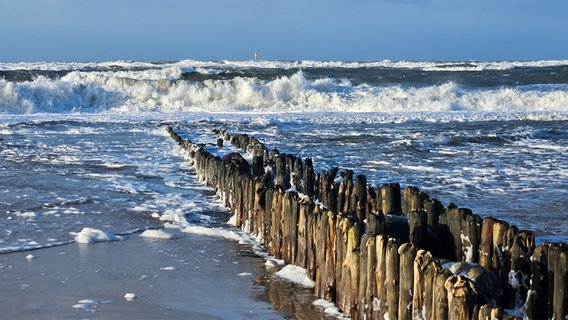 Wellen bei einer Buhne in Westerland. Wellen bei einer Buhne in Westerland. © Martin Flügel Foto: Martin Flügel