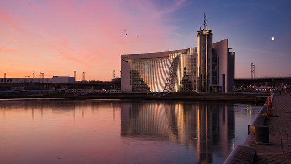 Der Sonnenaufgang strahlt den Kieler Hörn Campus an der Förde in bunten Farben an. © Marco Popinga Foto: Marco Popinga