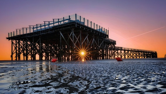 Die alte Strandbar in St. Peter Ording bei Sonnenaufgang. © Michaela Peter Foto: Michaela Peter