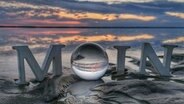 Am Uterstumer Strand auf Föhr stehen Buchstaben, die das Wort "Moin" bilden. © Korinna Neef Foto: Korinna Neef