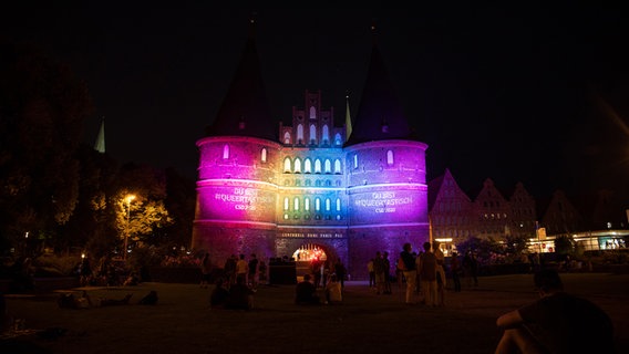 Das Lübecker Holstentor erstrahlt in Regenbogenfarben. © Anja Sabrina Hagge Foto: Anja Sabrina Hagge