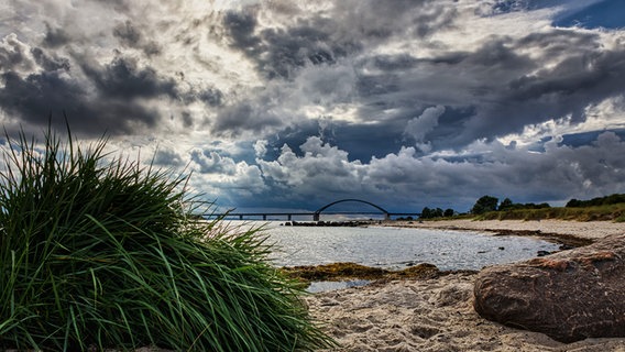 Bewölkter Himmel am Strand von Fehmarn. © Klaus Luttermann Foto: Klaus Luttermann