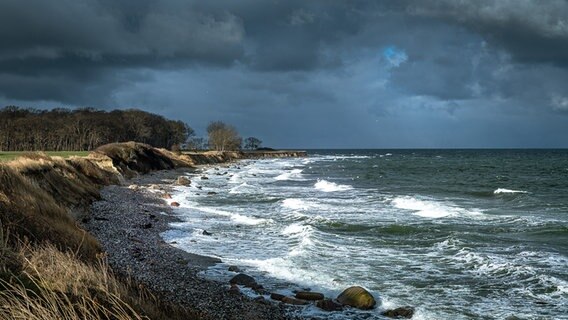 Die Staberhuker Steilküste auf Fehmarn bei Sturm. © Jens Kube Foto: Jens Kube
