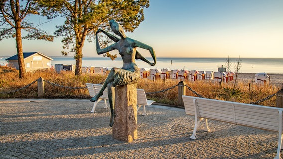 Die Figur "Die Badende" in der Morgensonne am Timmendorfer Strand © Torsten Vollbrecht Foto: Torsten Vollbrecht