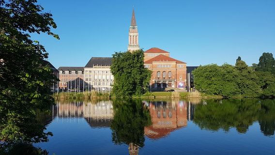 Im Kleine Kiel spiegelt sich die Silhouette des Kieler Rathauses, des Rathausturms und des Opernhauses. © Angelika Lübker Foto: Angelika Lübker