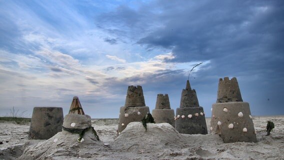 Sandburgen am Strand von St. Peter-Ording © Michaela Peter Foto: Michaela Peter