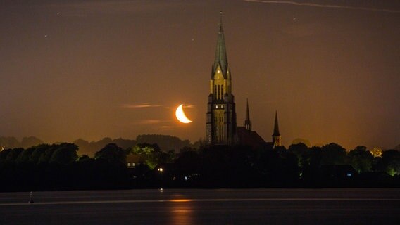 Der Mond scheint hinter dem Schleswiger Dom. © Olaf Koch Foto: Olaf Koch