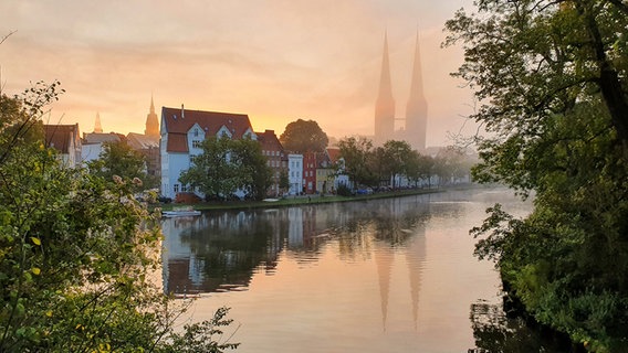 Die Trave und das Lübecker Altstadtpanorama im nebelverhüllten Morgen. © Burkhard Hessler Foto: Burkhard Hessler