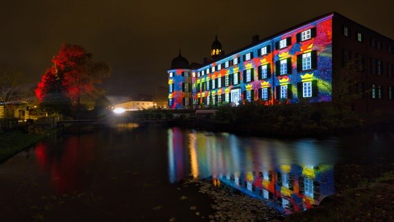 Das Eutiner Schloss ist während des "History Lights"-Fests bunt beleuchtet. © Ralf-Georg Janke Foto: Ralf-Georg Janke