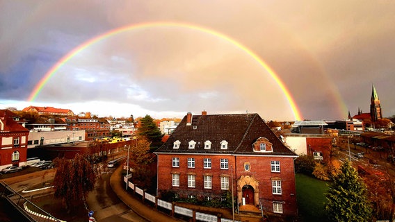 Ein doppelter Regenbogen über Schleswig. © Ines Buhmann Foto: Ines Buhmann